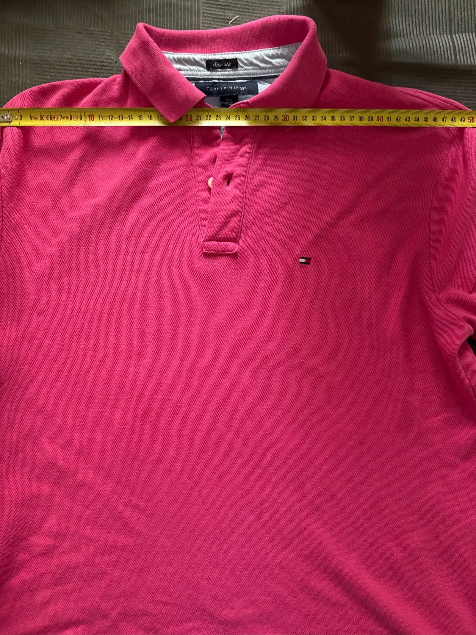 Tommy Hilfiger, polo para hombre talla L, excelente estado #tommy #tommyhilfiger Hola, estaba tomando las medidas :))) Hombros 49 Axilas 56 cm Longitud 69 cm Mangas 21 cm – photo 9